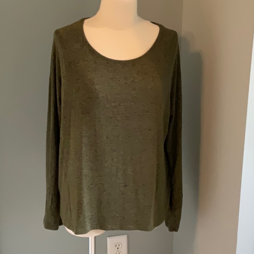 Green long-sleeve top by Old Navy. Sz M